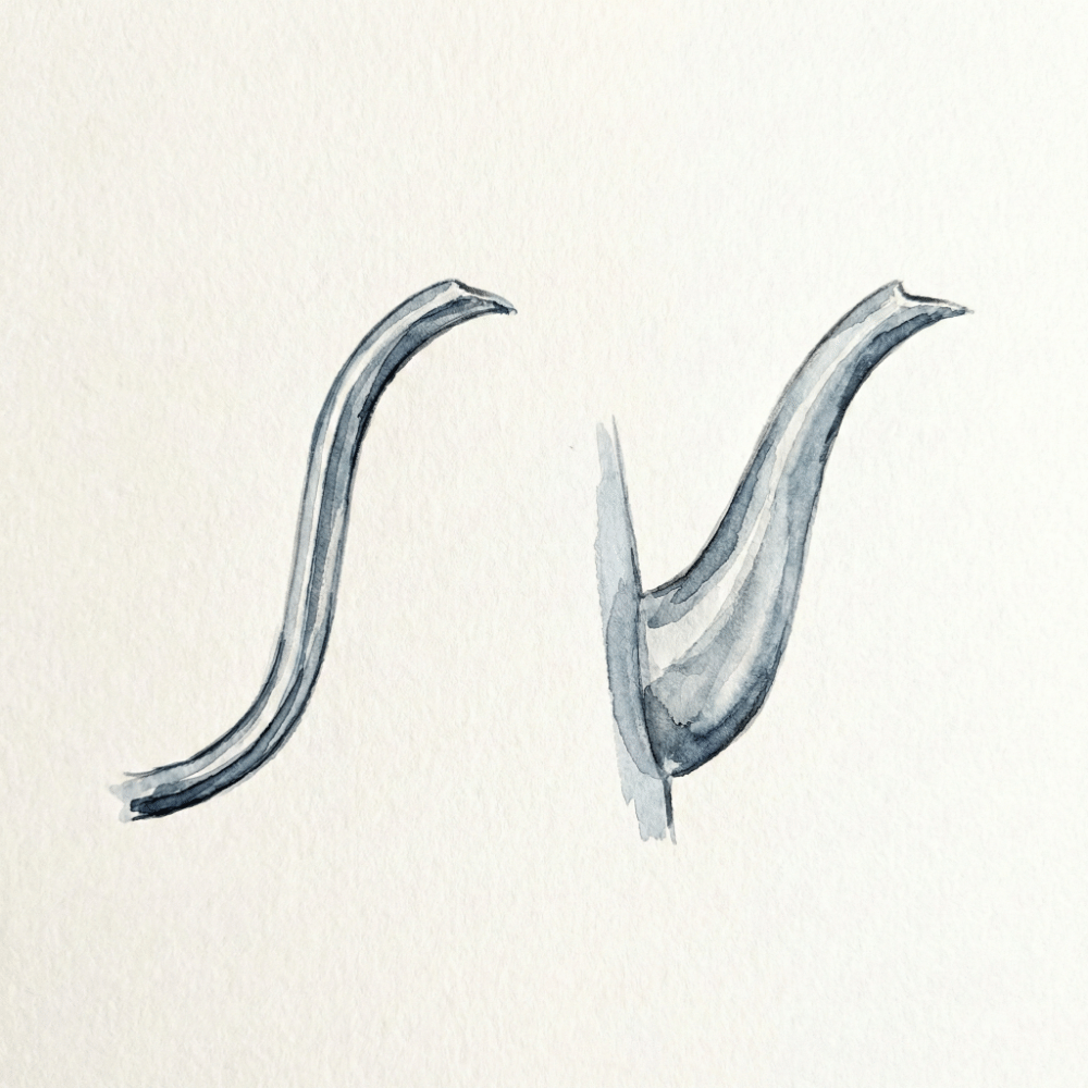 Diagram comparing a thin-neck straight spout versus a gooseneck tapered spout on Japanese drip pots