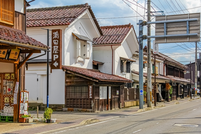 The scenery of Nanukamachi Street lined with Taisho-era Western-style buildings and storehouses