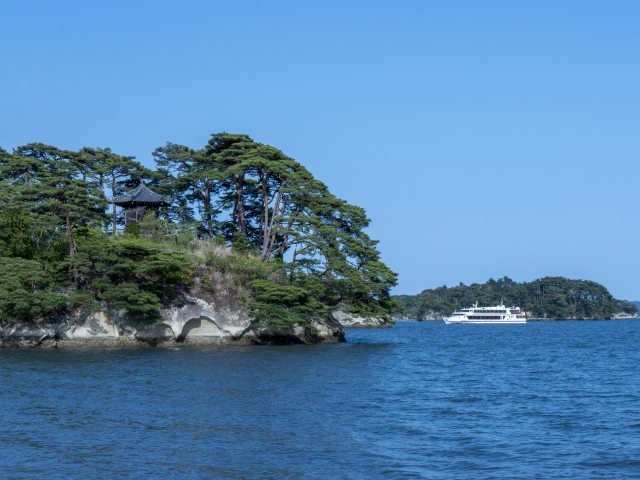 The Matsushima island sightseeing boat weaving between beautiful islands