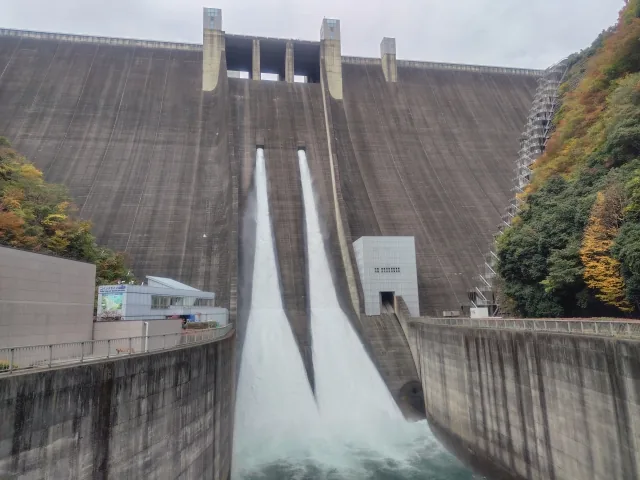 圧倒的なスケールで水が噴き出す宮ヶ瀬ダムの観光放流