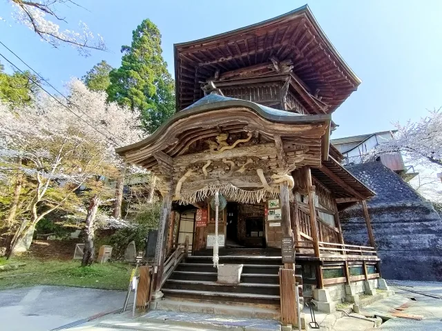 不思議ならせん構造を持つ木造建築、会津さざえ堂の画像