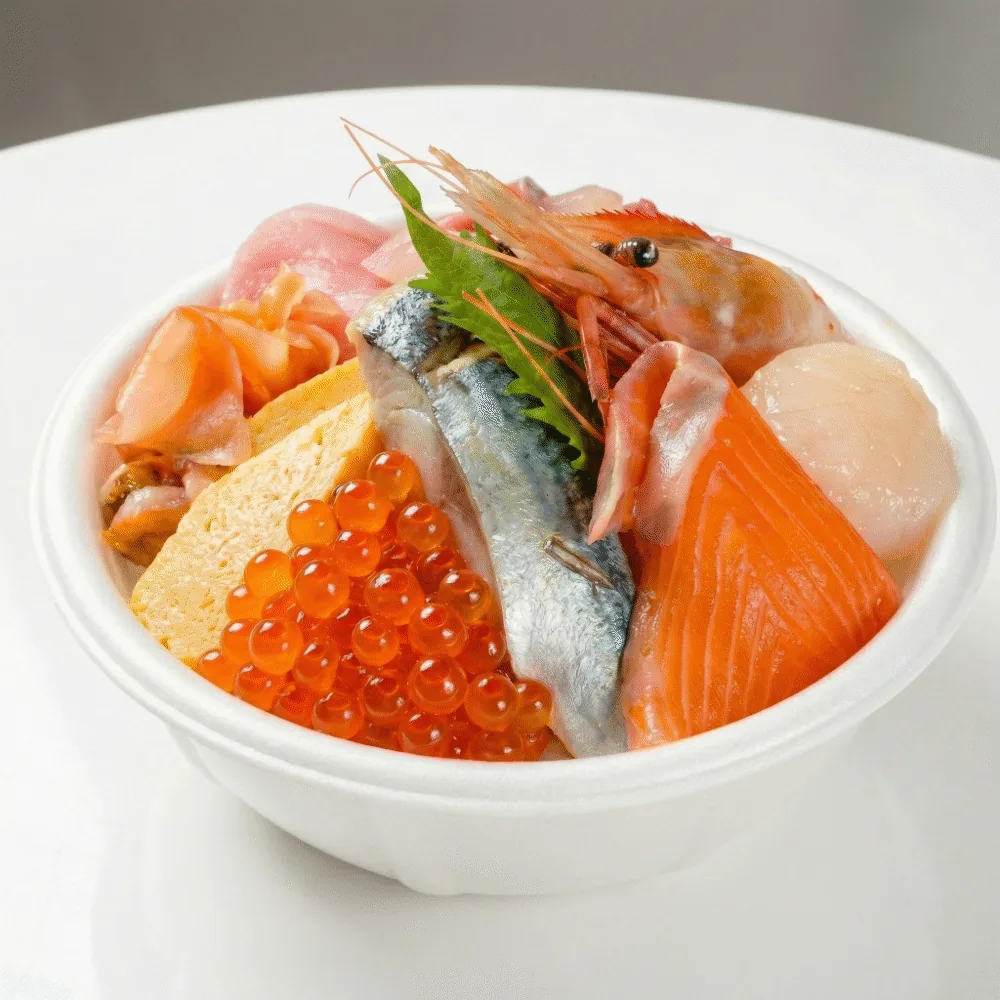 市場で好きな具材を乗せて作る青森の「のっけ丼」の画像
