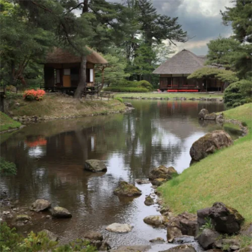 緑豊かで美しい池泉回遊式庭園、御薬園の風景