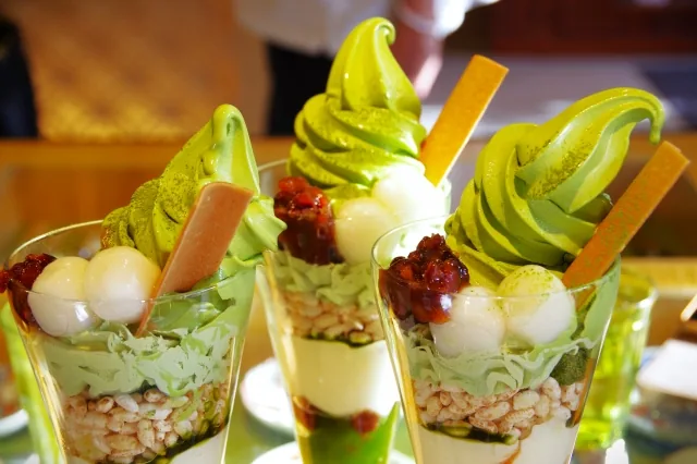 濃厚な抹茶アイスや白玉がたっぷり乗った、宇治名物の抹茶パフェの画像