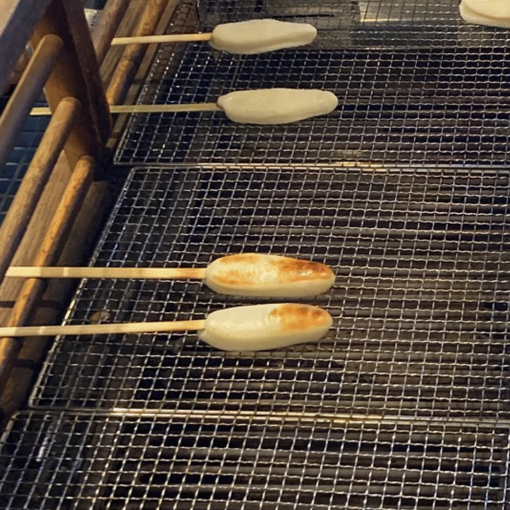 松島蒲鉾本舗の店頭で笹かまぼこを手焼きしている様子