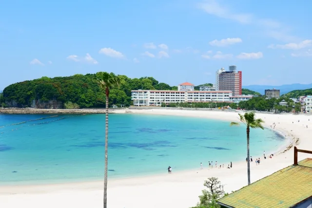 エメラルドグリーンの海と真っ白でサラサラな砂浜が広がる白良浜の絶景