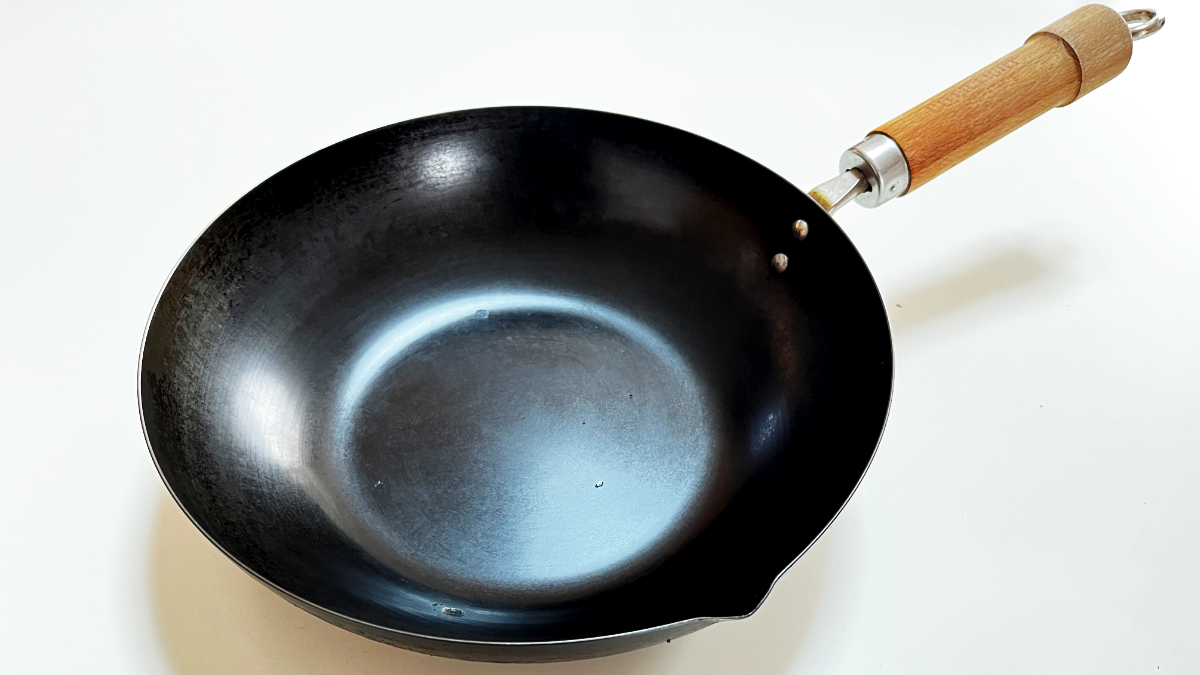 使い込んで黒光りする鉄フライパンの表面