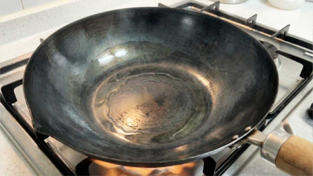 フライパンに油を注いで馴染ませている様子