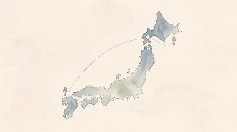 けん玉発祥の地とされる広島県廿日市市と、競技用けん玉を作る山形県長井市の位置関係を示した地図イラスト