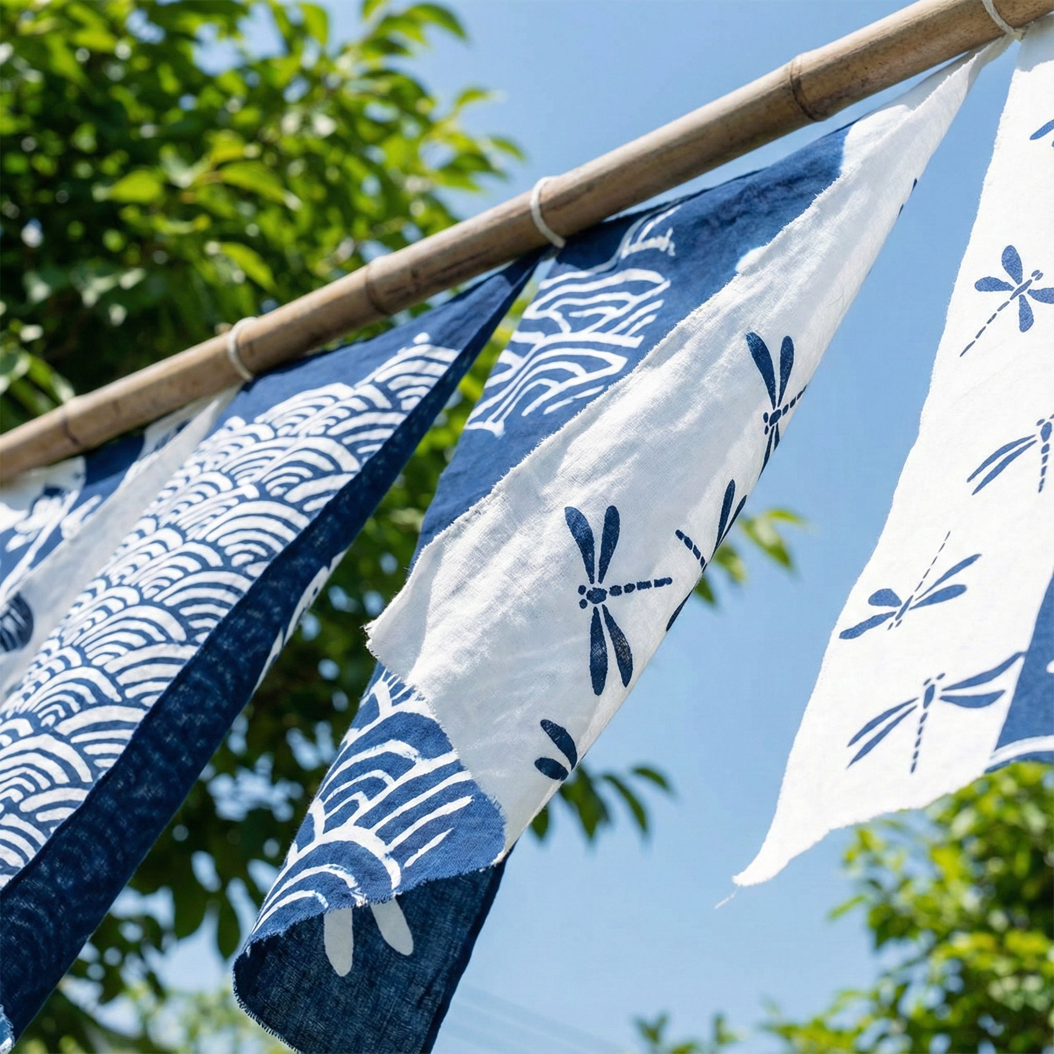 風通しの良い場所で手ぬぐいがすぐに乾いている様子